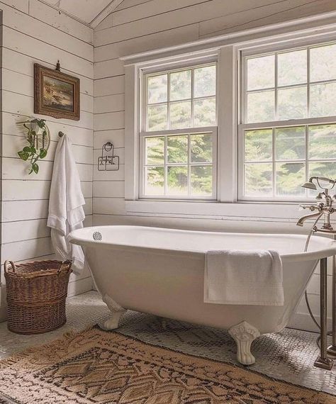 Bathroom Remodel Mirrors, Claw Foot Tub Bathroom, Clawfoot Tub Bathroom, Vintage Bathroom Ideas, Bathroom Farmhouse, Tub Bathroom, Bathroom Farmhouse Style, Bathroom Top, Vintage Bathrooms