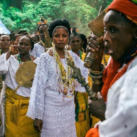 Ifa Divination, Africa Culture, Africa Sunset, African Traditional Religions, Nigerian Culture, African Life, Africa People, Yoruba People, Nigeria Africa