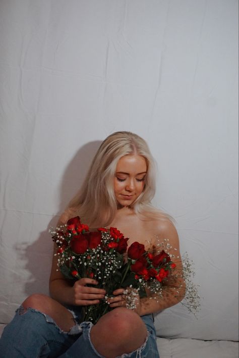 Fake Flower Photoshoot Ideas, Valentine’s Photoshoot Women, Roses In Pants Photoshoot, Roses Top Photoshoot, Feel Good Photoshoot, Valentines Solo Photoshoot, Valentine Birthday Photo Shoot, Valentine Single Photoshoot, Simple Valentine Photo Shoot