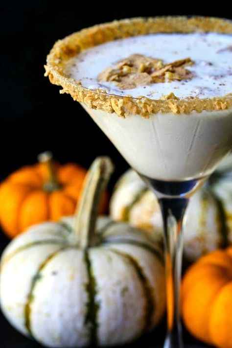 This RumChata Pumpkin Cheesecake Martini is like sipping a boozy fall dessert! #martinirecipe #rumchatadrinks #dessertmartini #rumchatarecipes Cinnamon Toast Crunch Drink, Cheesecake Martini, Almond Cocktails, Pumpkin Pie Martini Recipe, Dessert Martini, Rumchata Recipes, Dessert Cocktails, Pumpkin Pie Martini, Thanksgiving Cocktails