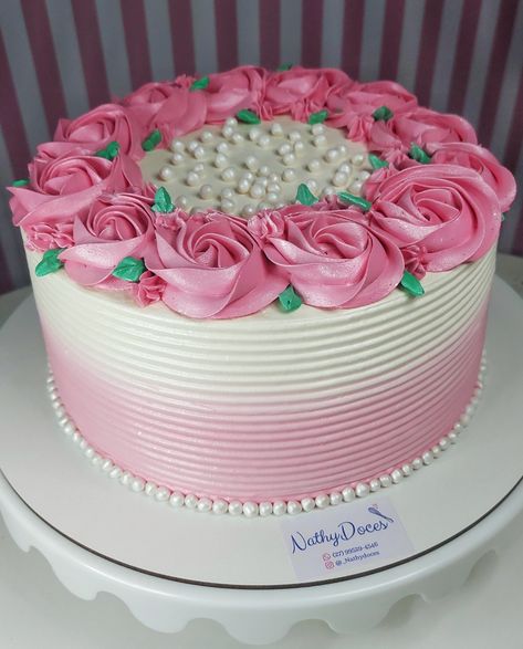 Bolo em Chantininho, decoração rosa e branco Cake Decorating Basics, Birthday Cake For Women Elegant, Zoo Cake, Thomas Cakes, Buttercream Birthday Cake, 50th Birthday Cake Toppers, Birthday Cake Decorating Ideas, Rosette Cake, Cake Designs Images