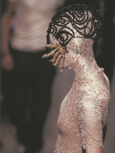 Alexander McQueen’s most dark and twisted moments | Dazed Alexander Mcqueen Fashion Show, Lee Mcqueen, Mcqueen 3, Savage Beauty, Alexander Mcqueen Fashion, Hair Afro, Sarah Burton, Mcqueen Fashion, Fallen London