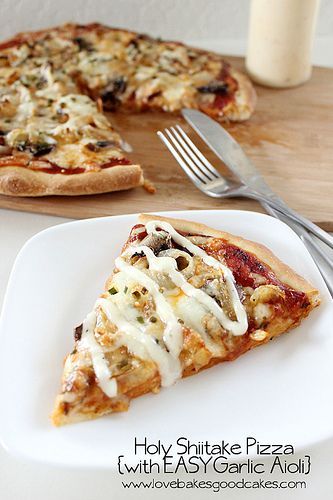 This is a copycat version of a pizza from The Mellow Mushroom. I can't even rave enough about how great this pizza is!! Seriously, make it now! Cheesesteak Pizza, Mellow Mushroom Pizza, Mushroom Pizza Recipes, Fish Dinners, Mellow Mushroom, Pizza Parlor, Flat Breads, Mushroom Pizza, Chicken Entrees