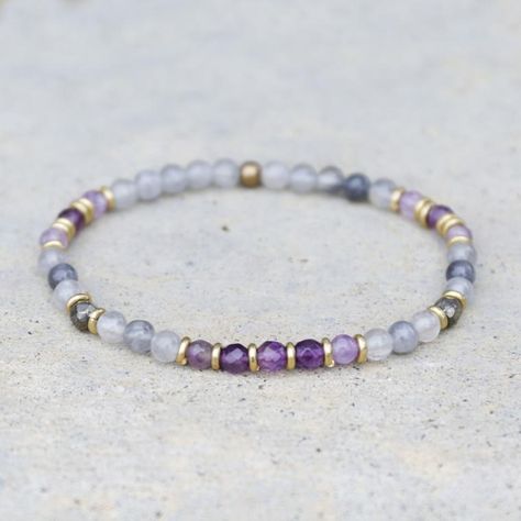 Crystal Bead Jewelry, Healing Gemstone Bracelets, Healing Gemstones, Purple Quartz, Amethyst Healing, Earrings Inspiration, Amethyst Bracelet, Healing Jewelry, Quartz Crystals