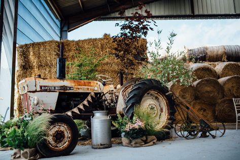 Tractor Wedding, Tractor Decor, Wedding Dress Diy, Wood Wedding Cakes, Yellow Bridesmaid, Wedding Yellow, Rustic Farm Wedding, Wood Photography, Country Theme Wedding