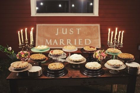 Pie Please! Our Favorite Ways To Share Pie At Your Wedding -Beau-coup Blog Diy Wedding Desserts, Pie Table, Alternative Wedding Cakes, Cakes And Pies, Decoration Buffet, Wedding Pie, Wedding Cake Alternatives, Diy Wedding Cake, Wedding Dessert