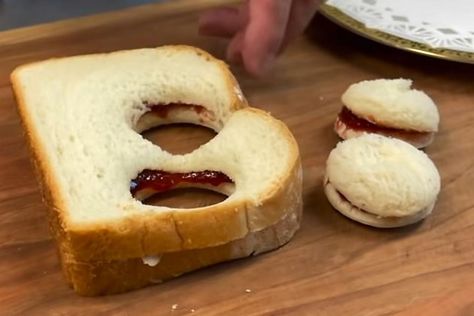 Royal Jam Pennies Recipe: Queen Elizabeth Ate This Snack Every Day #30secondmom Jam Penny Sandwiches, Queen Elizabeth Recipes, Jam Pennies, Italian Chicken Breast Recipes, Italian Chicken Breast, Royal Food, Coronation Party, 30seconds Food, Royal Recipe