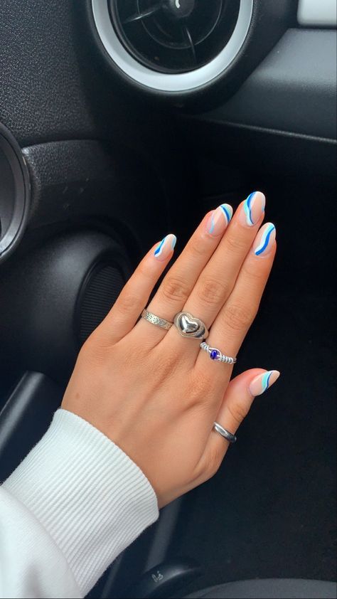 Short Acrylic Nails Swirl, Blue Wave Nails Acrylic, Black And Blue Swirl Nails, White Nails With Blue Swirls, White Nails With Blue Lines, Blue And White Nails Summer, Cute White And Blue Nails, Nails Design Blue And White, Blue Nails With Lines