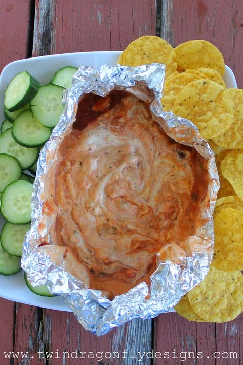 Vegetable Campfire Dip Camping Dips, Campfire Hacks, Pie Iron Recipes, Camping Meal Planning, Best Camping Meals, Pie Iron, Campfire Food, Veggie Dip, Campfire Cooking