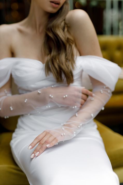 Wedding Dresses With Gloves, Fingerless Gloves Wedding, Wedding Dress With Gloves, Pearl Gloves, Gloves Wedding Dress, Wedding Arms, Wedding Dress Gloves, Wedding Dress Detachable Skirt, Dress With Gloves