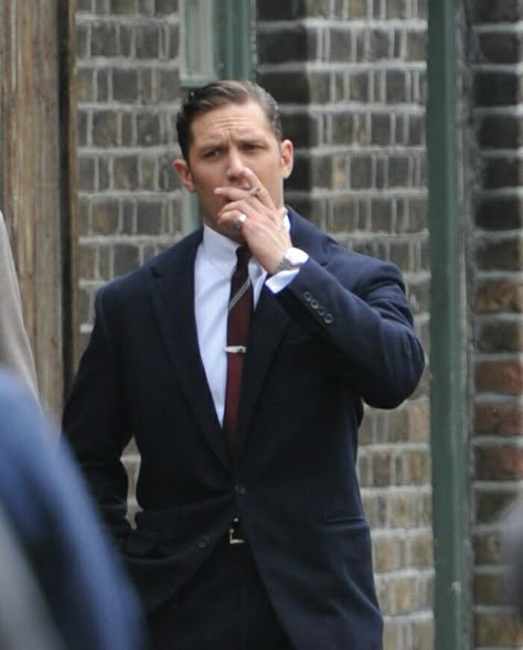 Legend Tom Hardy, توم هاردي, Charismatic Men, Gangster Suit, Reggie Kray, The Krays, Tom Hardy Legend, Man Hairstyle, Film Man