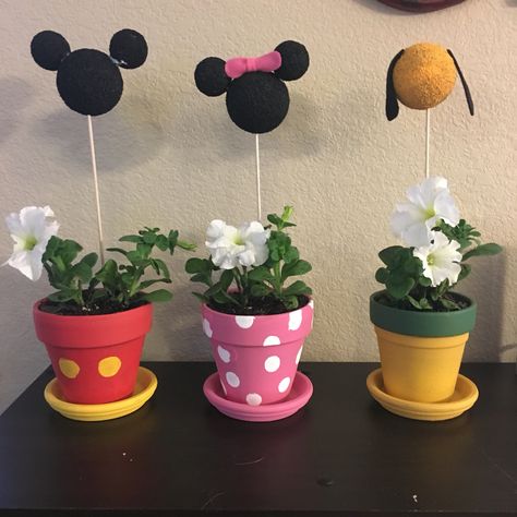 Disney Flower Pots Mickey Minnie Pluto #disney #diy Disney Plant Pots, Disney Landscaping, Disney Outdoor Decor, Disney Flowers, Minnie Mouse Wreath, Mickey First Birthday, Disney Garden, Terra Cotta Pot Crafts Diy, Disney Diy Crafts