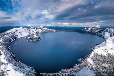 Crater Lake National Park is on every things to do in Oregon list. This photo shows a view of the caldera of Crater Lake from high above. Oregon Bucket List, Things To Do In Oregon, Unique Sayings, Crater Lake Oregon, Oregon Photography, Oregon Waterfalls, Painted Hills, Crater Lake National Park, Multnomah Falls