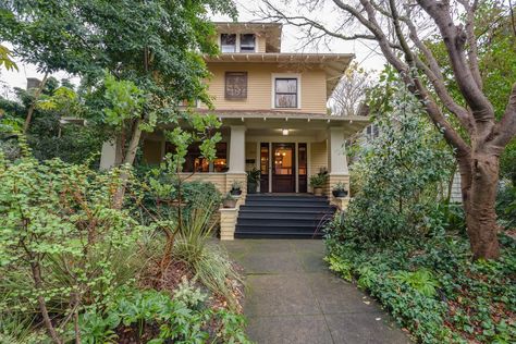 Amazing Landscaping, Captivating Houses, Portland Style, Oregon House, Built In Hutch, Craftsman Homes, Exposed Rafters, Craftsman Style Homes, Street House