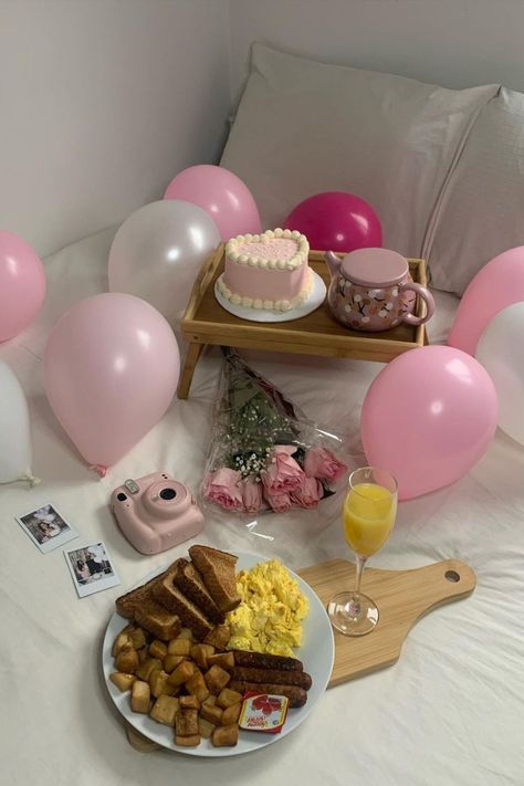 Birthday Photoshoot Friends, 25 Th Birthday Ideas For Her, 25th Birthday Aesthetic, 25th Birthday Ideas For Her Party, Simple Birthday Party Ideas, Small Birthday Ideas, 25th Birthday Party Ideas, Simple Birthday Ideas, Simple Birthday Decor