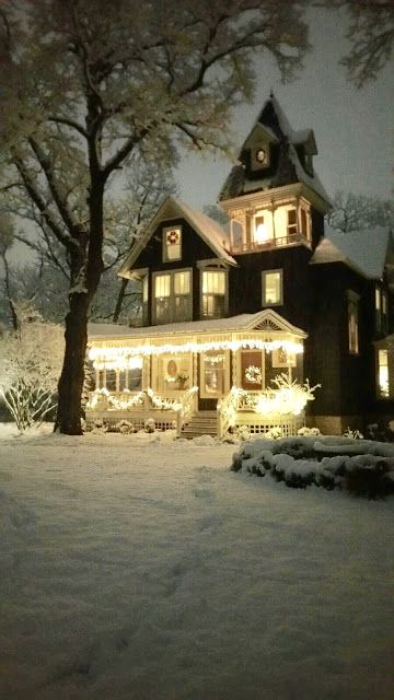 Winter Scenery, Christmas Scenes, Winter Pictures, Pretty House, Cozy Christmas, Christmas Inspiration, Winter Scenes, Winter Time, Victorian Homes