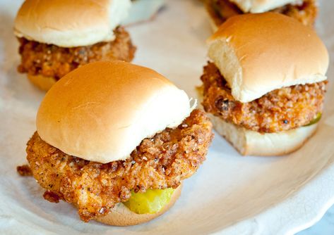 Fried Chicken Sliders, Chicken Filet, Chicken Sliders, Fried Chicken Sandwich, Tailgating Recipes, Slider Recipes, Good Eat, Wrap Sandwiches, Chicken Dishes