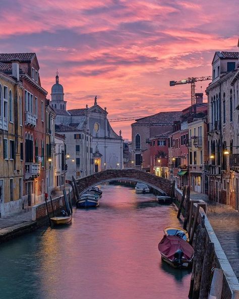 Venice, Italia Venice Italy Aesthetic, Italian Sunset, Italy Aesthetic, Prayer Board, Beautiful Nature Pictures, Venice Italy, Beautiful Sunset, Nature Pictures, Beautiful World