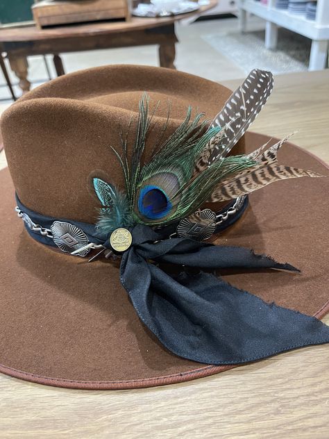 Diy Leather Hat, Cowboy Hat Crafts, Cowboy Hat Design, Custom Cowboy Hats, Cowboy Hat Bands, Classy Hats, Looks Country, Felt Cowboy Hats, Painted Hats