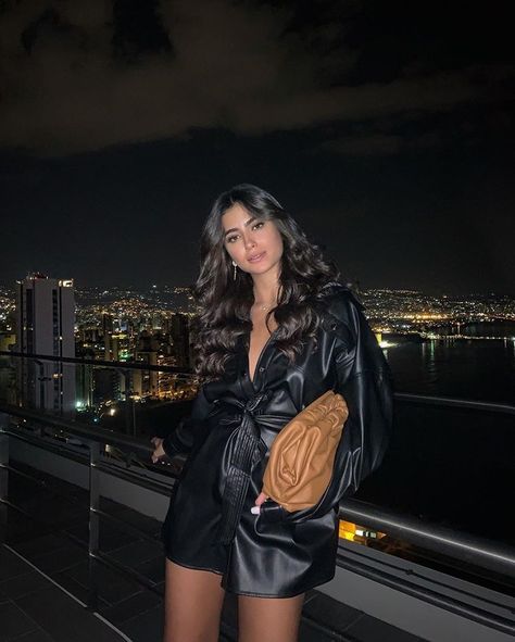 Night Rooftop Photoshoot, Rooftop Photoshoot Night, Balcony Photoshoot Ideas, Restaurant Poses Instagram, Balcony Picture Poses, Rooftop Poses, Rooftop Pics, Balcony Aesthetic, Bday Photoshoot