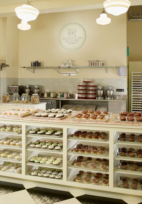 Magnolia Bakery Nyc, Pastry Shop Interior, Magnolia Bakery New York, Bakery New York, Bakery Shop Design, Cafe Business, Bakery Interior, Small Bakery, Bakery Design Interior