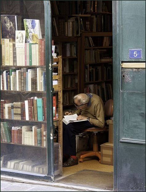 People Reading, World Of Books, Paris Street, Book Store, Book Nooks, Library Books, Old Books, I Love Books, Old Man