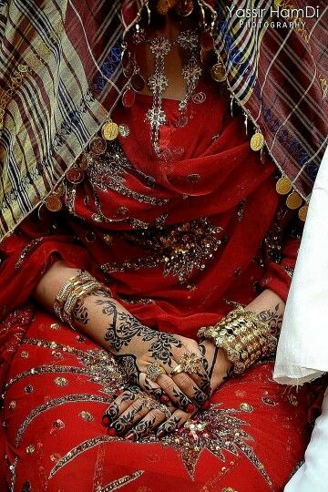 #Sudanese #bride with #henna in #Jirtig : #Traditional #Sudanese #Wedding Sudanese Jertik, Sudanese Toub Design, Sudanese Wedding Brides, Jirtig Dress, Sudanese Wedding Decor, Sudanese Bridal Henna, Sudanese Henna Party, Sudanese Wedding Dresses, Sudanese Traditional Clothing