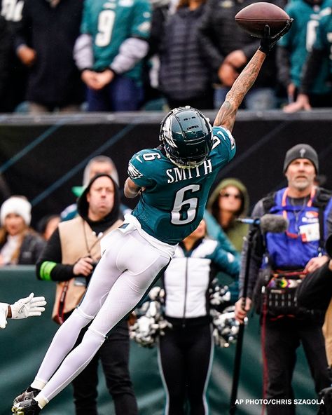 Devonta Smith, American Football Uniforms, Nfl Football Pictures, Nfl Football Art, Philadelphia Eagles Football, Philadelphia Sports, Nfl Photos, Fly Eagles Fly, Eagles Nfl