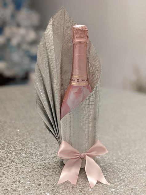 Bottle Gifting Ideas, Champagne Bottle Gift Wrapping Ideas, Champagne Bottle Wrapping, Wine Bottle Present Gift Wrapping, Liquor Bottle Gift Basket, Champagne Bottle Gift Wrapping, Champagne Gift Basket Ideas Diy, Wrapping Champagne Bottles Ideas, How To Wrap Wine Glasses As A Gift