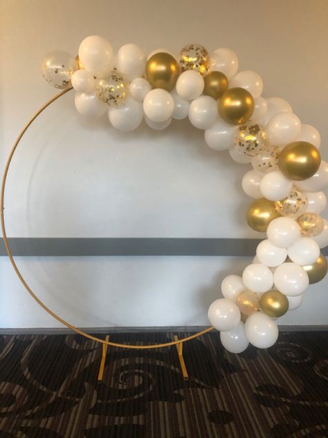 Gold Ring Balloon Backdrop, Ballon Arch Design, Circle Backdrop With Balloons, Wedding Balloon Decor, 21st Party Themes, Circle Balloon Arch, Balloon Ring, Balloon Decoration Ideas, Garland Balloon