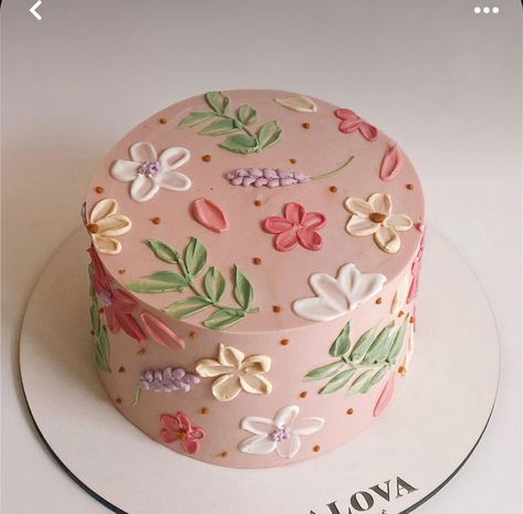 Adult Woman Birthday Cake, Simple Floral Cake Design, Hippie Cake Ideas, Flower Cake Aesthetic, Flower Shaped Cake, Purple Floral Cake, Flower Cake Ideas, Birthday Cake Flowers, Flower Cupcake Cake