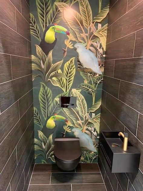 Apartment Bathroom Remodel, Wallpaper Toilet, Eclectic Interior Design Vintage, Tiny Powder Rooms, House Bathroom Designs, Bathroom Ideas Apartment, Remodel Bathroom Ideas, Toilet Room Decor, Small Toilet Room