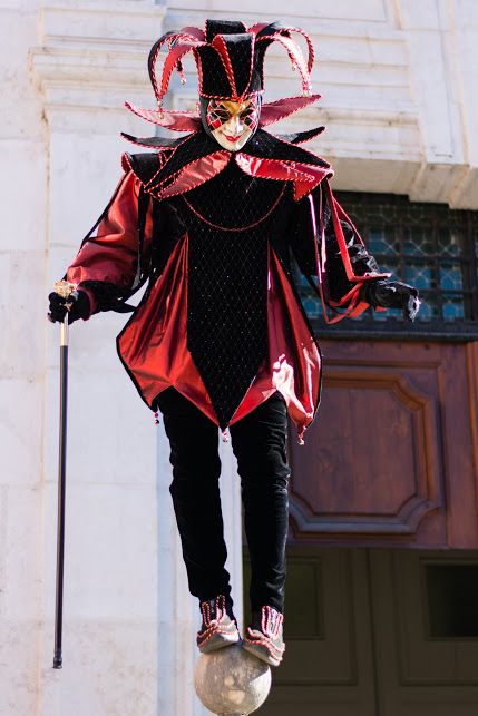 Carnaval annecy 2016 Medieval Jester, Jester Outfit, Venice Carnival Costumes, Jester Costume, Pierrot Clown, Clown Clothes, Court Jester, Carnival Of Venice, Venice Carnival