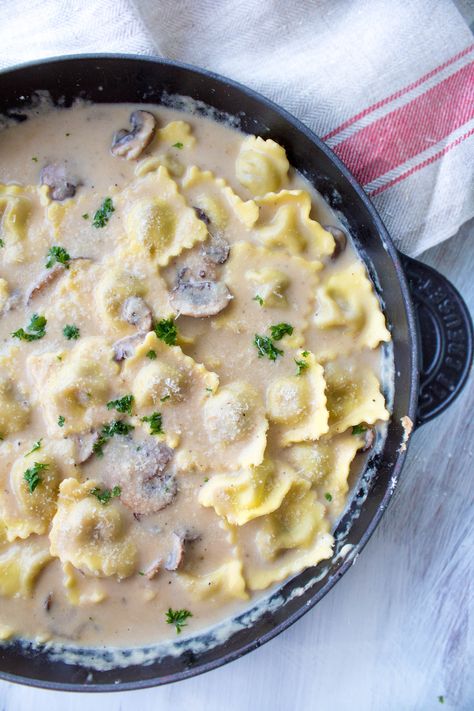 3 tbsp butter 125 gr / 1 cup mushrooms, sliced  1 tsp garlic powder 2 tbsp flour 355 ml / 1 ½ cups chicken stock 115 ml / ½ cup heavy cream 45 gr / ½ cup grated Parmesan cheese Salt, pepper 250 gr / 9 oz fresh mushroom Ravioli Garnish: Fresh parsley, finely chopped Grated Parmesan cheese Mushroom Ravioli Sauce, Vegan Mushroom Pasta, Sauce Ideas, Ravioli Sauce, Mushroom Ravioli, Mushroom Recipes Pasta, Creamy Parmesan Sauce, Mushroom Cream Sauces, Ravioli Recipe