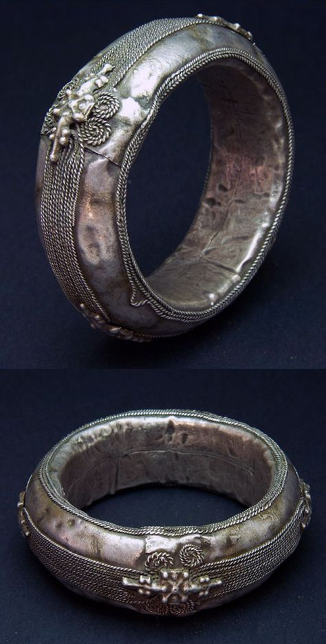 Algeria | Old silver bangle from the Saharan region | Mid 20th century or earlier Silver Applique, The Sahara Desert, Crow's Nest, Mens Bracelets, Antique Silver Jewelry, Deep South, Sahara Desert, Bangles Jewelry Designs, African Jewelry