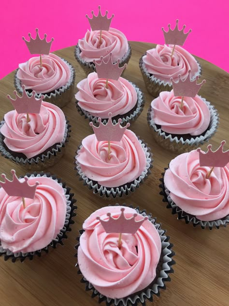 Cupcake Princess Cake, Pink Princess Cupcakes, Princess Themed Cupcakes, Princess Cake Simple, Princess Cupcake Ideas, Cupcake Baby Shower Girl, Princess Food Ideas, Princess Cupcakes Ideas, Crown Cupcake Cake