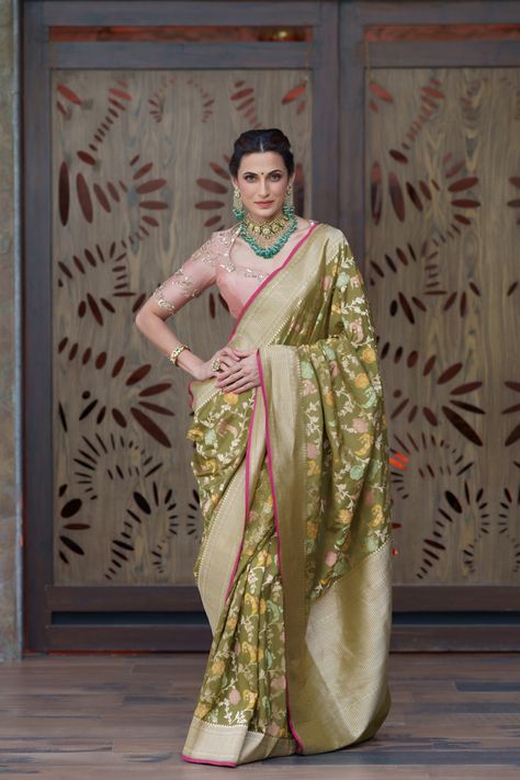 Banarsi Georgette Saree Blouse Design, Mehindi Bridal Outfits, Banaras Georgette Saree Blouse Designs, Benaras Blouse Designs Latest, Banaras Sarees Latest, Benaras Blouse Designs, Benaras Sarees, Sari Blouse Styles, Banarsi Silk Saree