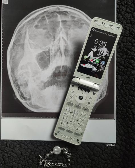 Omori Japanese themed flip phone 🔪 Phone model: Kyocera Gratina KYF31 #flipphone #japaneseflipphone #japanesephones #keitai #garakei #nostalgia #2000s #tech #phones #y2k #kyocera #gratina #omori #omocat #omorigame #mitsukocore Early 2000s Flip Phone, Japanese Flip Phone, 2000s Tech, Paris In November, Nostalgia 2000s, Inside My Bag, Phone Inspiration, Flip Phone, Flip Phones