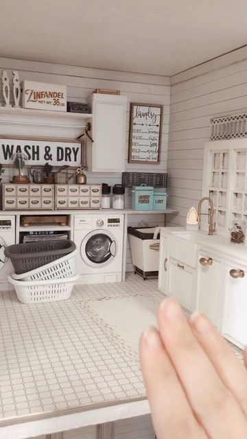 Dollhouse Decorating Ideas Diy, Diy Doll House Ideas, Dollhouse Bathroom Ideas, Dollhouse Room Ideas, Dollhouse Bedroom Ideas, Dollhouse Interior Ideas, Miniature Laundry Room, Dollhouse Laundry Room, Dollhouses Diy