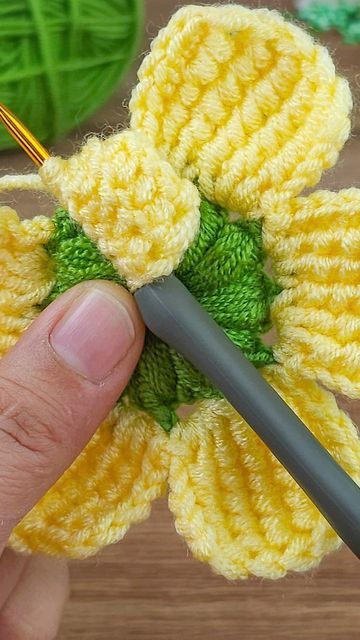 Easy Crochet Flower, Very Easy Crochet, Flower With Leaves, Super Easy Crochet, Crochet Tunisian, Crochet Flowers Easy, Flower Crochet, Crochet World, Crochet Rose