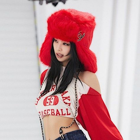 Kim jennie wearing Red outfit. Wednesday Fashion, Sunday Fashion, Dancer Outfit, Hip Hop Clothes, Women Crop Tops, K Pop Idol, Idol Outfit, Dancers Outfit, Streetwear Hip Hop