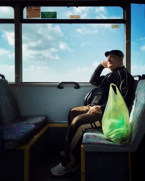 Portraits of Strangers On Their Way to Work – Fubiz Media Everyday Life Photography, Scream Art, Bus Art, Human Anatomy Drawing, Photography Pics, Train Art, Body Reference Poses, Painting People, Social Media Design Inspiration