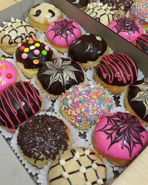 Donat Kentang Aesthetic, Toping Donat, Keju Aroma, Donat Glaze, Cake Mix Donuts, Snack Organizer, Food Drink Photography, Delicious Donuts, Mini Donuts