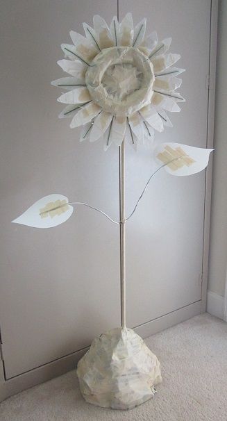 Paper Mache Art Installation, Paper Mache Sunflower, Large Paper Mache Projects, Papmache Ideas, Sunflower Sculpture, Cardboard Paper Mache, Paper Mache Art Projects, Paper Mache Ideas, Papier Mache Art