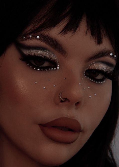 Y2k Fashion Girl, Makeup With Gems, Black Makeup Looks, Masquerade Makeup, White Eye Makeup, Gem Makeup, Concert Makeup, Rhinestone Makeup, Rave Makeup