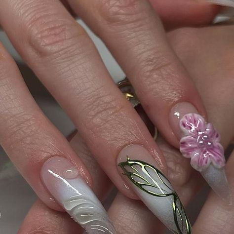 Nail artist à LYON🌸 on Instagram: "this fairy set 🧚on @takotsubo.o 💚  Inspo @nuha.nailedit   Used  @griffejoyaux stiletto L @sissiofficial_ flubber xl @favai_official white airbrush liquid  ✧  ✧ ✧  follow @nailzbyilana pour + d’infos 🫶🏽   si tu as la moindre question n’hésite pas à me solliciter en message privée je serais ravis d’échanger avec toi.   #nailslyon #ongleslyon #nailartist #nailartlyon #onglelyon   #nailjunkie #nail2inspire #fairynails #fairyaesthetic #fairy #nailsfairy #clearnails #3dnailart #3dnails #airbrush #airbrushnailart" White Fairy Nails, White Airbrush Nails, Fairy Wing Nails, Fairy Inspired Nails, Fairy Nails, Tinkerbell Fairies, Airbrush Nails, Nail Idea, Fairy Wings