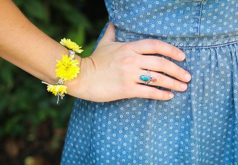 DIY Fresh Flower Macrame Bracelet Flower Bracelet Tutorial, Flower Macrame, Flower Bun, Macrame Bracelet Diy, Make Your Own Bracelet, Macrame Bracelet Patterns, Making Flowers, Diy Bracelet Designs, Simple Bracelets