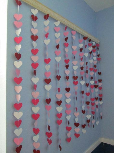 Valentines Photo Booth, Heart Backdrop, Handmade Garland, Valentine Backdrop, Valentine Garland, Diy Valentine's Day Decorations, Party Backdrops, Diy Valentines Decorations, Valentines Day Photos