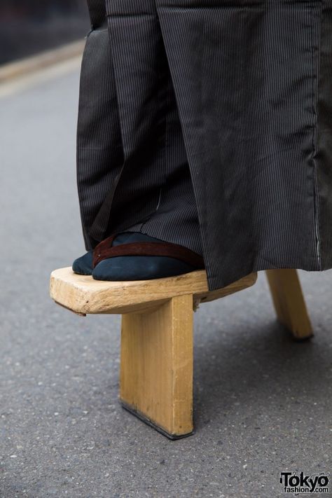 Wagasa Umbrella, Traditional Japanese Fashion, Japanese Look, Japanese Sandals, Kneeling Stool, Geta Sandals, Japanese Footwear, Meditation Bench, Tabi Boots