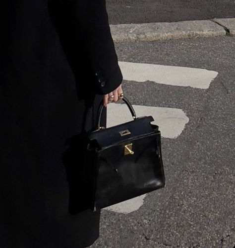 Hermes Kelly Vintage, Black Kelly Bag, Gerri Kellman, Floating Palace, Vintage Kelly Bag, Hermes Kelly 32, Black Kelly, Wealthy Family, Kelly Sellier